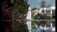 1. Обнаженная Александра Стюарт возле бассейна – Женщины (1983)