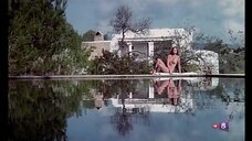 6. Обнаженная Александра Стюарт возле бассейна – Женщины (1983)