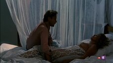 3. Голая грудь Александры Стюарт – Женщины (1983)