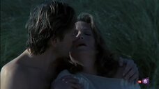 1. Эротическая сцена с Александрой Стюарт на пляже – Женщины (1983)