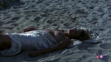 14. Эротическая сцена с Александрой Стюарт на пляже – Женщины (1983)
