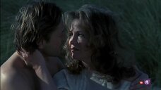 2. Эротическая сцена с Александрой Стюарт на пляже – Женщины (1983)