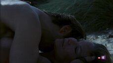 5. Эротическая сцена с Александрой Стюарт на пляже – Женщины (1983)