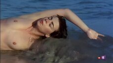 13. Полностью голая Тина Спортоларо на море – Женщины (1983)