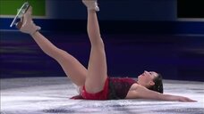 5. Елизавета Туктамышева в коротком платье на коньках 