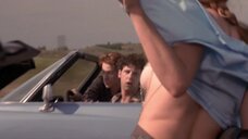 5. Тристин Леффлер показывает голую грудь в машине – Крысиные бега