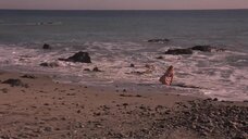1. Кристал Шоу в белье на пляже – Крепкие тела