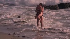 3. Кристал Шоу в белье на пляже – Крепкие тела