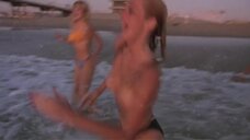 7. Молодые красивые девчонки на пляже – Крепкие тела