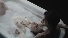3. Беременная Мелисса Джордж в ванне – Первые