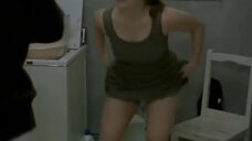 2. Софи Гиллемин писяет в туалете – Желание (1998)