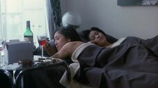 1. Канако Хигути и Харуна Такасэ едят в постели – Страсть (1983)