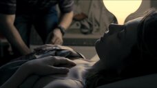 1. Испуганная Виоланте Плачидо в ночнушке – Наблюдатель (2012)