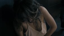 9. Испуганная Виоланте Плачидо в ночнушке – Наблюдатель (2012)