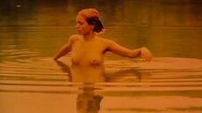 1. Полностью голая Ханна Клинто выходит из воды – Потеря сексуальной невинности