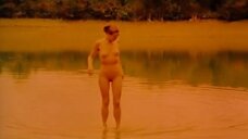10. Полностью голая Ханна Клинто выходит из воды – Потеря сексуальной невинности