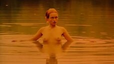 2. Полностью голая Ханна Клинто выходит из воды – Потеря сексуальной невинности