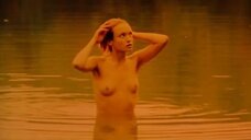 3. Полностью голая Ханна Клинто выходит из воды – Потеря сексуальной невинности