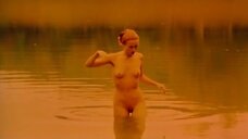 6. Полностью голая Ханна Клинто выходит из воды – Потеря сексуальной невинности