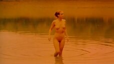 9. Полностью голая Ханна Клинто выходит из воды – Потеря сексуальной невинности