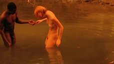 11. Обнаженная Ханна Клинто ловит рыбу в реке – Потеря сексуальной невинности