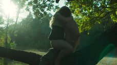 Эротическая сцена с Анастасией Пустовит на дереве
