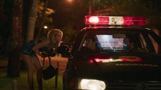 Изабелла Сантони мастурбирует полицейским в машине