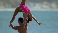 Анна Шислер исполняет гимнастические трюки