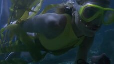 17. Девушка в желтом купальника плавает под водой – Спасатели Малибу (сериал)