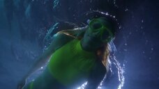 3. Девушка в желтом купальника плавает под водой – Спасатели Малибу (сериал)