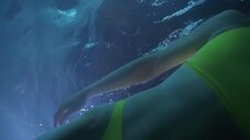 4. Девушка в желтом купальника плавает под водой – Спасатели Малибу (сериал)