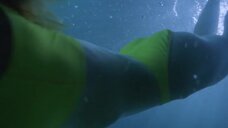 6. Девушка в желтом купальника плавает под водой – Спасатели Малибу (сериал)