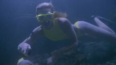 8. Девушка в желтом купальника плавает под водой – Спасатели Малибу (сериал)
