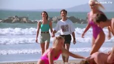 2. Александра Пол играет на пляже – Спасатели Малибу (сериал)