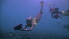 4. Брук Бёрнс и Стейси Кэмано позируют под водой – Спасатели Малибу (сериал)