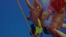 10. Брук Бёрнс, Симон Маккинон и Стейси Кэмано под водой – Спасатели Малибу (сериал)