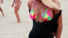 1. Секси Дженнифер Кэмпбелл в купальнике на пляже – Спасатели Малибу (сериал)