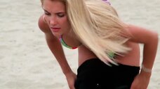 2. Секси Дженнифер Кэмпбелл в купальнике на пляже – Спасатели Малибу (сериал)