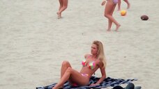 4. Секси Дженнифер Кэмпбелл в купальнике на пляже – Спасатели Малибу (сериал)