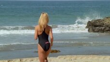 7. Донна Д’Эррико в купальнике на пляже – Спасатели Малибу (сериал)