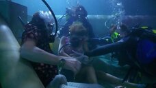 1. Камилла Мор в купальнике под водой – Спасатели Малибу (сериал)