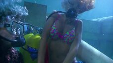 5. Камилла Мор в купальнике под водой – Спасатели Малибу (сериал)