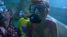 7. Камилла Мор в купальнике под водой – Спасатели Малибу (сериал)