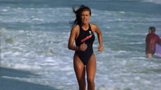 7. Сексуальная Кармен Электра на пляже в купальнике – Спасатели Малибу (сериал)