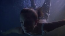 1. Келли Паккард плавает под водой – Спасатели Малибу (сериал)