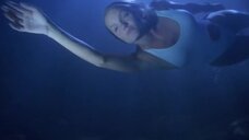 3. Келли Паккард плавает под водой – Спасатели Малибу (сериал)