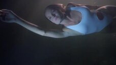 4. Келли Паккард плавает под водой – Спасатели Малибу (сериал)
