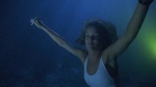 6. Келли Паккард плавает под водой – Спасатели Малибу (сериал)