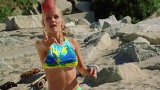 1. Келли Паккард и Трэйси Бингхэм играют в бейсбол на пляже – Спасатели Малибу (сериал)