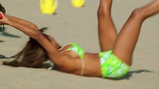 2. Келли Паккард и Трэйси Бингхэм играют в бейсбол на пляже – Спасатели Малибу (сериал)